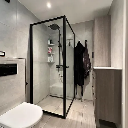 - 2 Bed - Free Parking