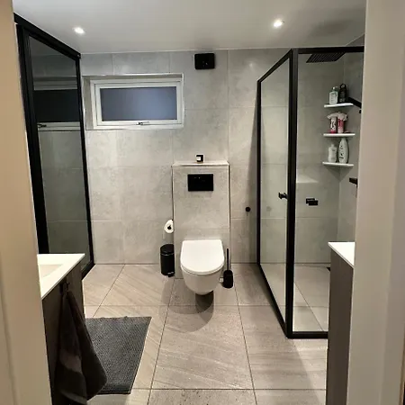 - 2 Bed - Free Parking Apartmán