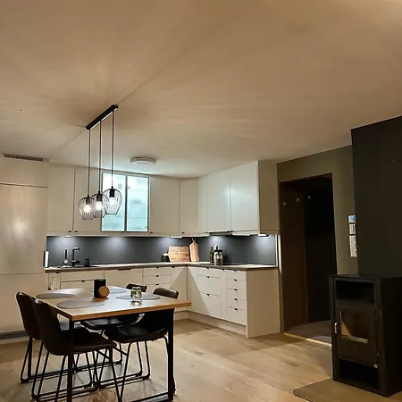 - 2 Bed - Free Parking