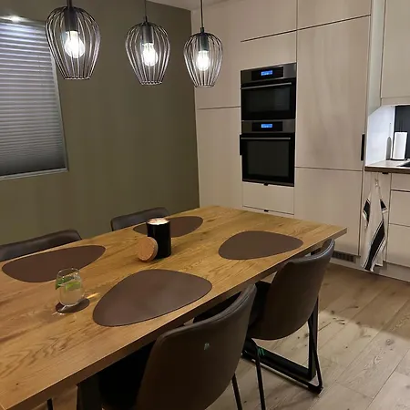Apartment - 2 Bed - Free Parking *
