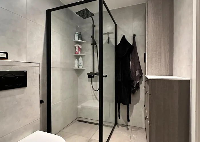 - 2 Bed - Free Parking